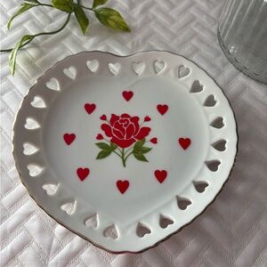 Romantic Heart-Shaped Plate with Red Rose Design